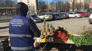 В Петербурге у 12 станций метро ликвидировали незаконные прилавки с овощами и рыбой