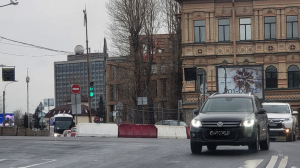 На Песочной набережной перекрыли движение в одну сторону