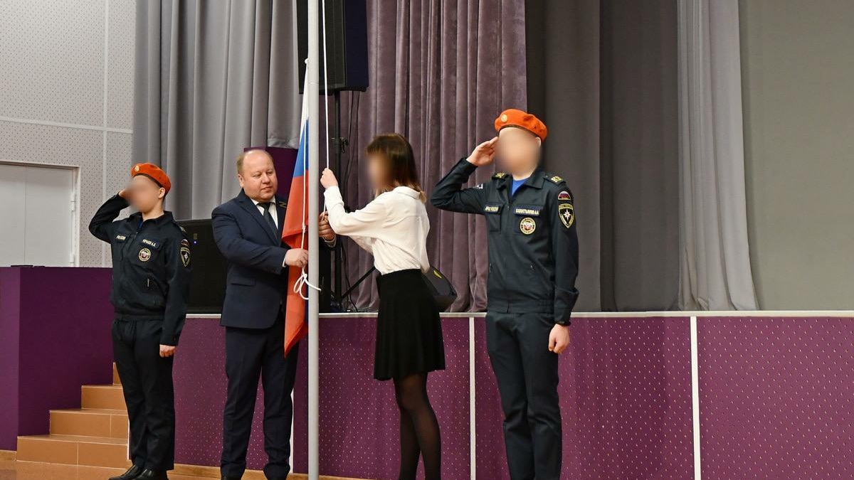 Вслед за Ленобластью школы Петербурга школы начали неделю с поднятия российского флага