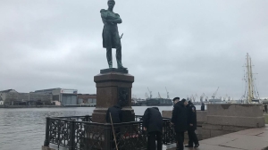 После дождя на набережной лейтенанта Шмидта заметили курсантов, отмывающих памятник Крузенштерну