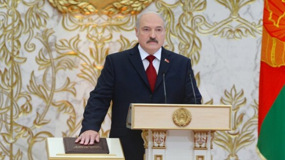 Лукашенко озвучил свою версию причин возгорания лазурных автобусов в Петербурге