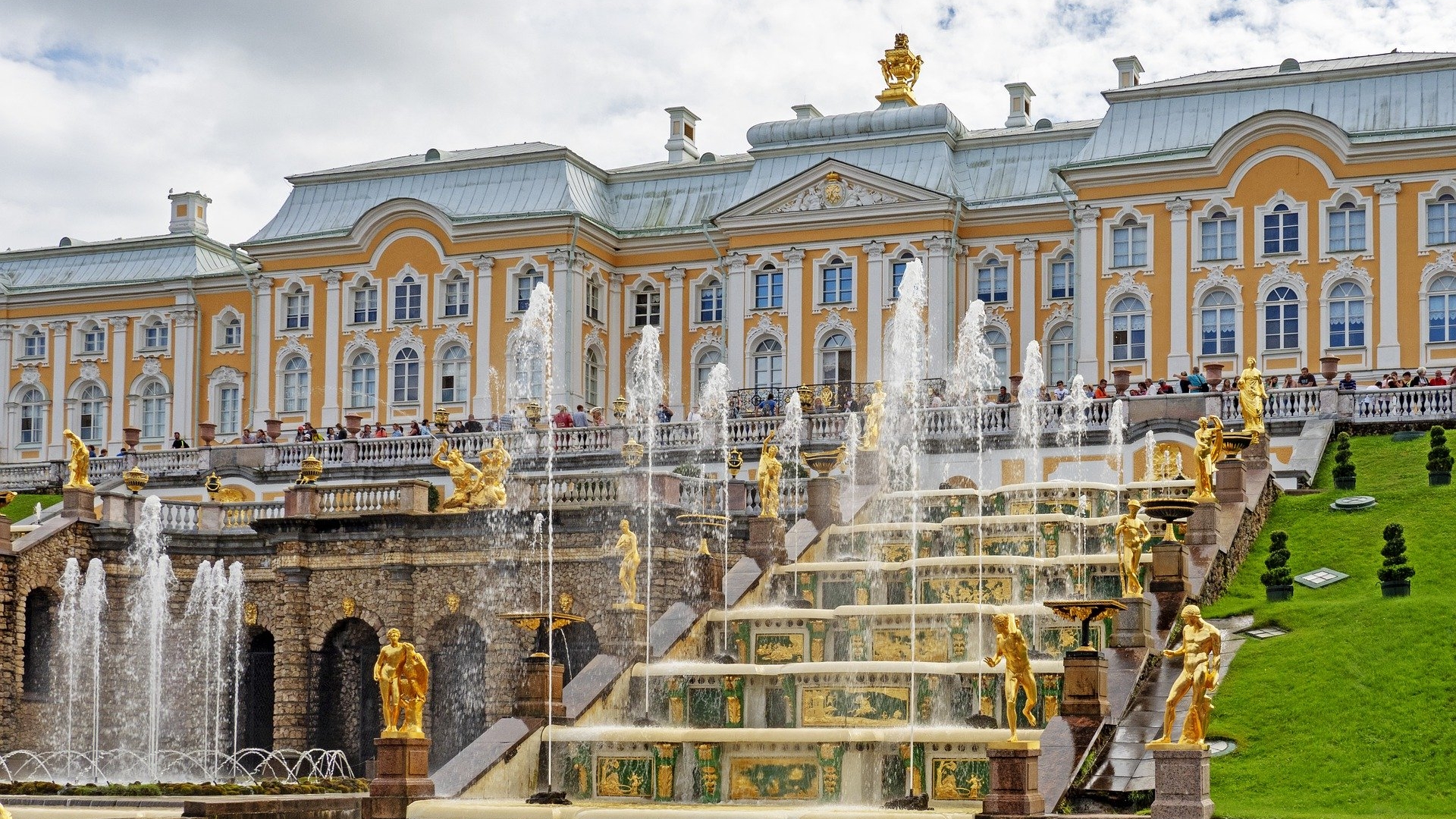 Первый пуск фонтанов в Петергофе будет дан 24 апреля