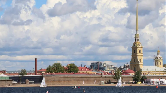 Жители Петербурга приняли участие в массовом заплыве в водах Невы