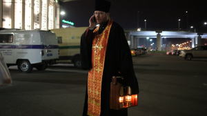 Благодатный огонь везут в Россию, в храмы Петербурга святыня прибудет ночью 24 апреля