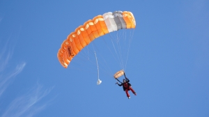 Петербуржцы смогут бесплатно обучиться прыжкам с парашютом