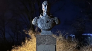 Ко Дню космонавтики сразу два памятника в Петербурге получили новую посветку