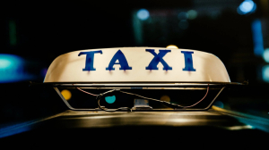 Зубной техник, подрабатывающий таксистом, приставал к пассажирке в Петербурге и украл у нее два телефона