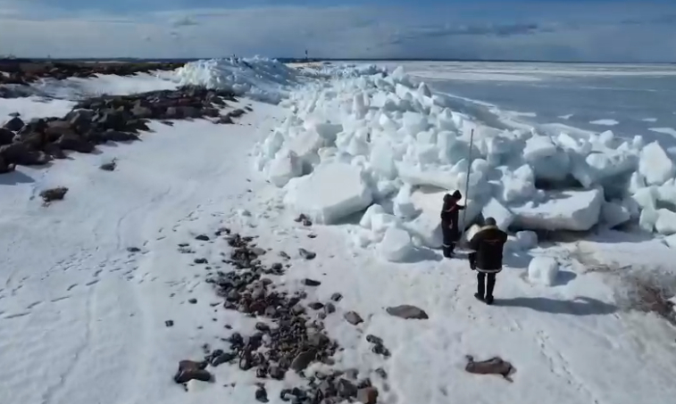 На берегу Финского залива образовались трехметровые навалы льда
