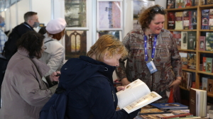 Во время Книжного салона петербуржцы смогут отправить открытки с Дворцовой площади
