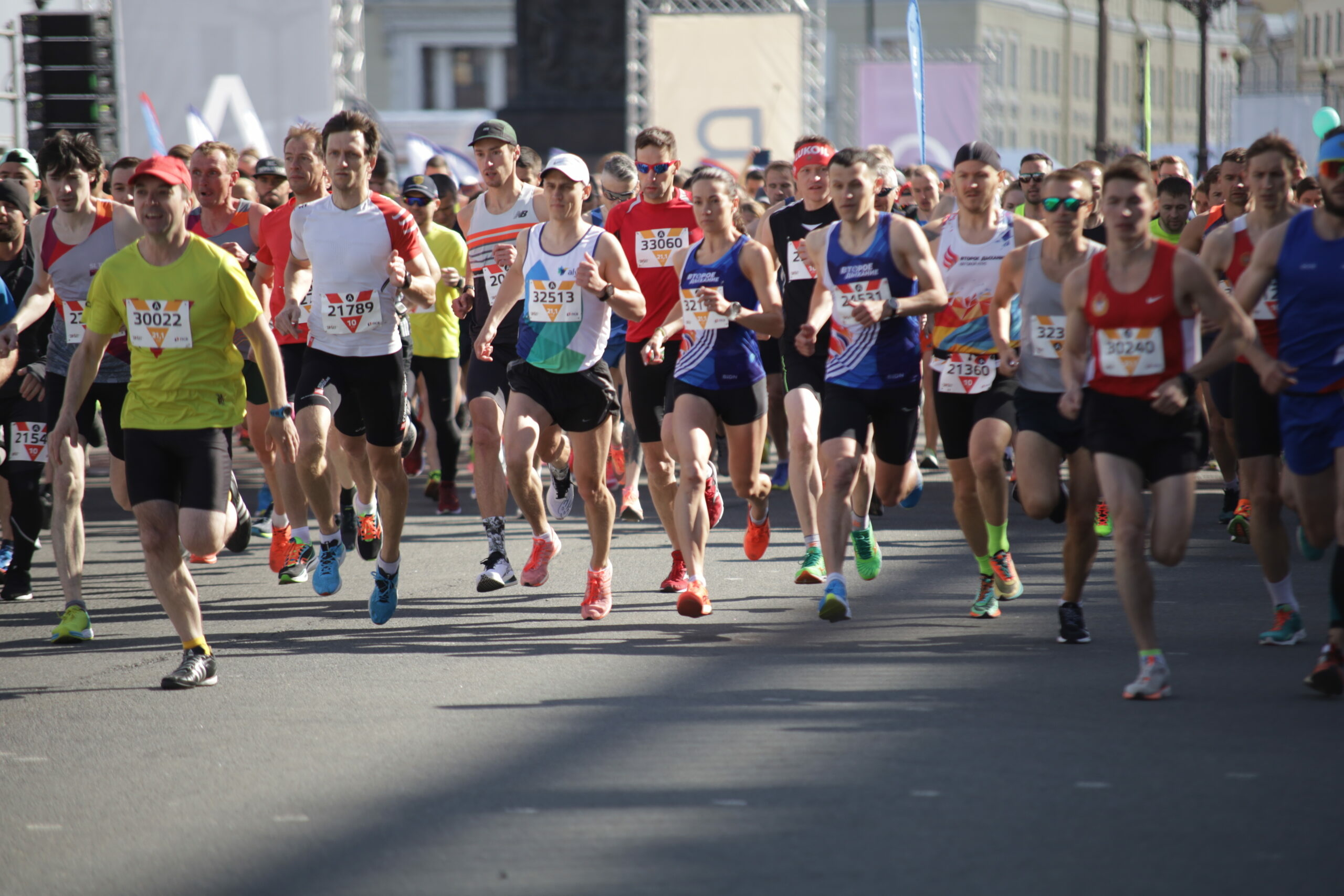 В Гатчине 540 спортсменов побежали по дистанции в полумарафоне «ЗаБег.рф»
