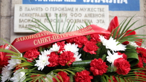 Накануне 9 мая у мемориальной доски на Невском проспекте почтили память героев