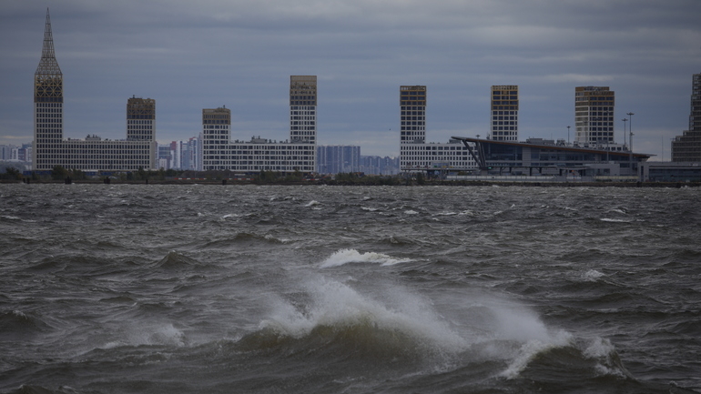 Спасатели предупредили петербуржцев о практически штормовом ветре и проливных дождях