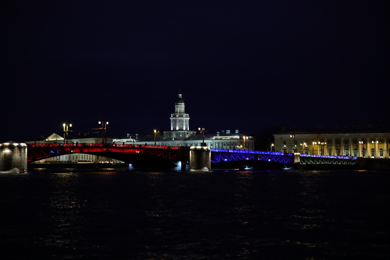Множество светодиодов окрасят Дворцовый мост в триколор в честь Дня Победы