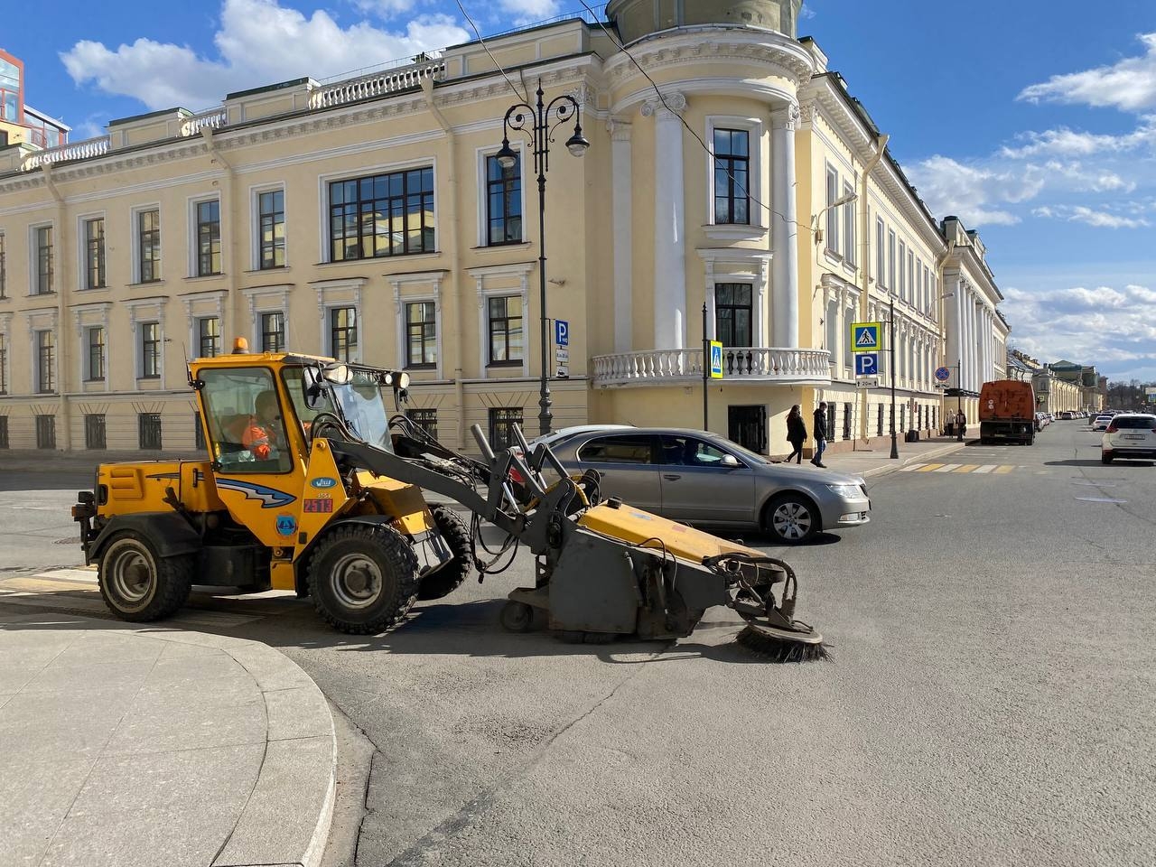 Ко Дню города коммунальщики усиленно убирают улицы Петербурга