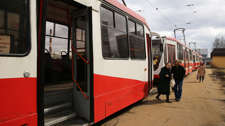 На Торжковской улице в Петербурге вспыхнул трамвай
