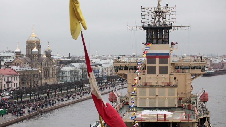Масштабный фестиваль ледоколов проходит в центре Петербурга