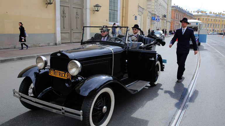 На Елагином острове открылась первая в Петербурге выставка старинных автомобилей