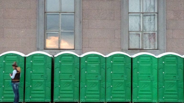 Более 170 дополнительных туалетов установят в Петербурге к 9 мая