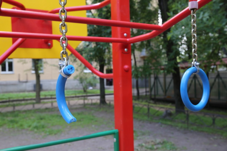 Десятилетняя девочка сломала позвоночник на детской площадке на Пулковском шоссе