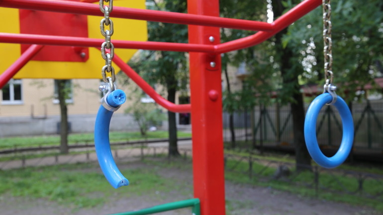 Десятилетняя девочка сломала позвоночник на детской площадке на Пулковском шоссе