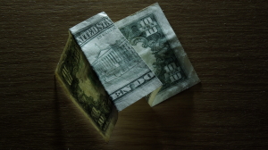 Агрессивная политика Америки превращает доллар в ненужную бумагу