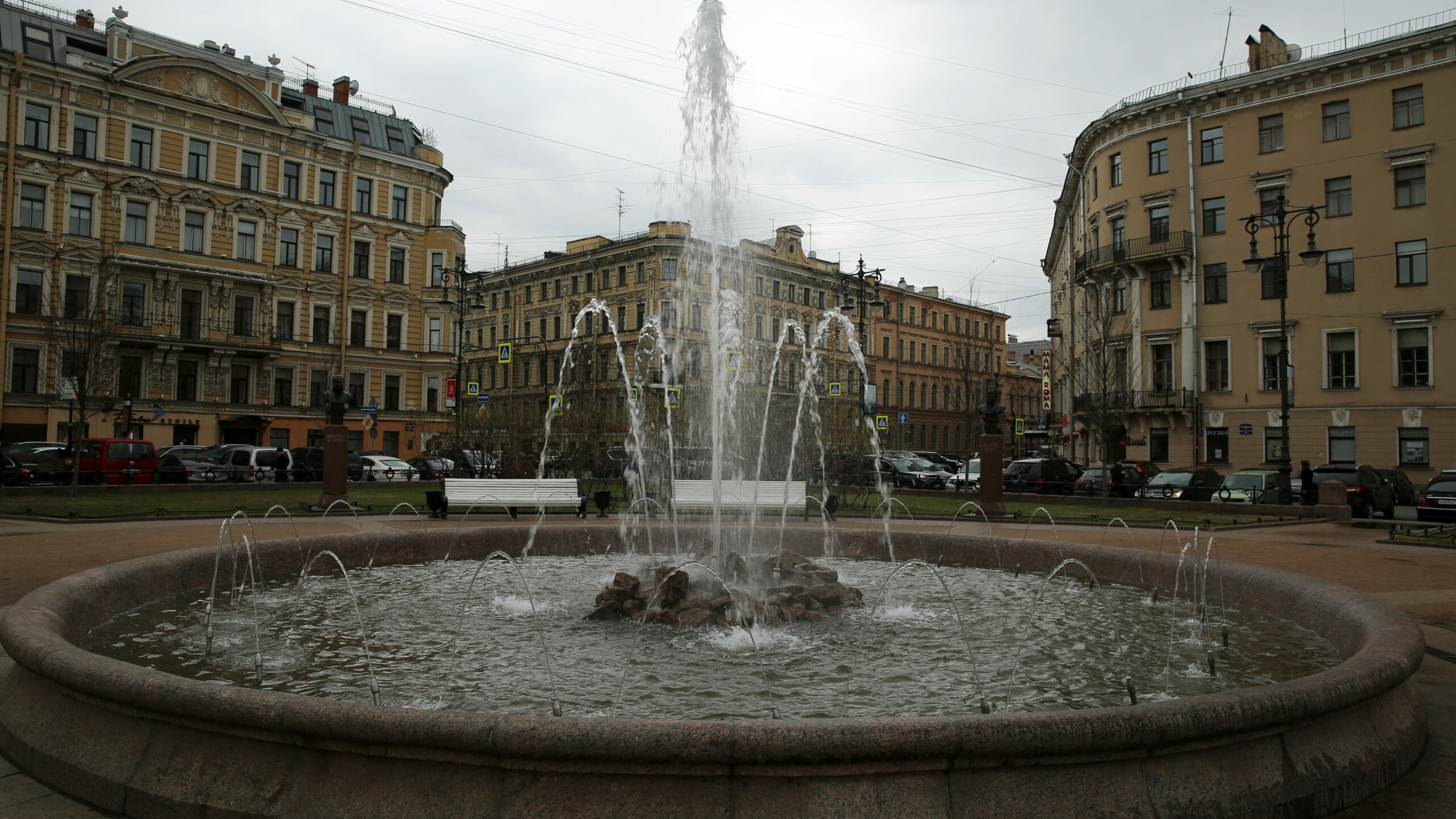 Петербуржцам показали «летний» фонтанный маршрут