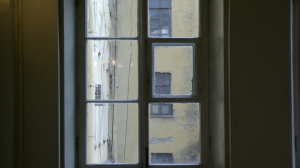 И снова москитная сетка и открытое окно: выпавшего с пятого этажа годовалого жителя Ленобласти спасают врачи
