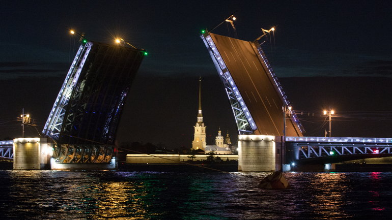 В Петербурге жители и туристы на 40 процентов чаще стали кататься ночью по рекам и каналам