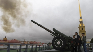 Полуденный выстрел прогремел из пушки Петропавловской крепости в День ВДВ