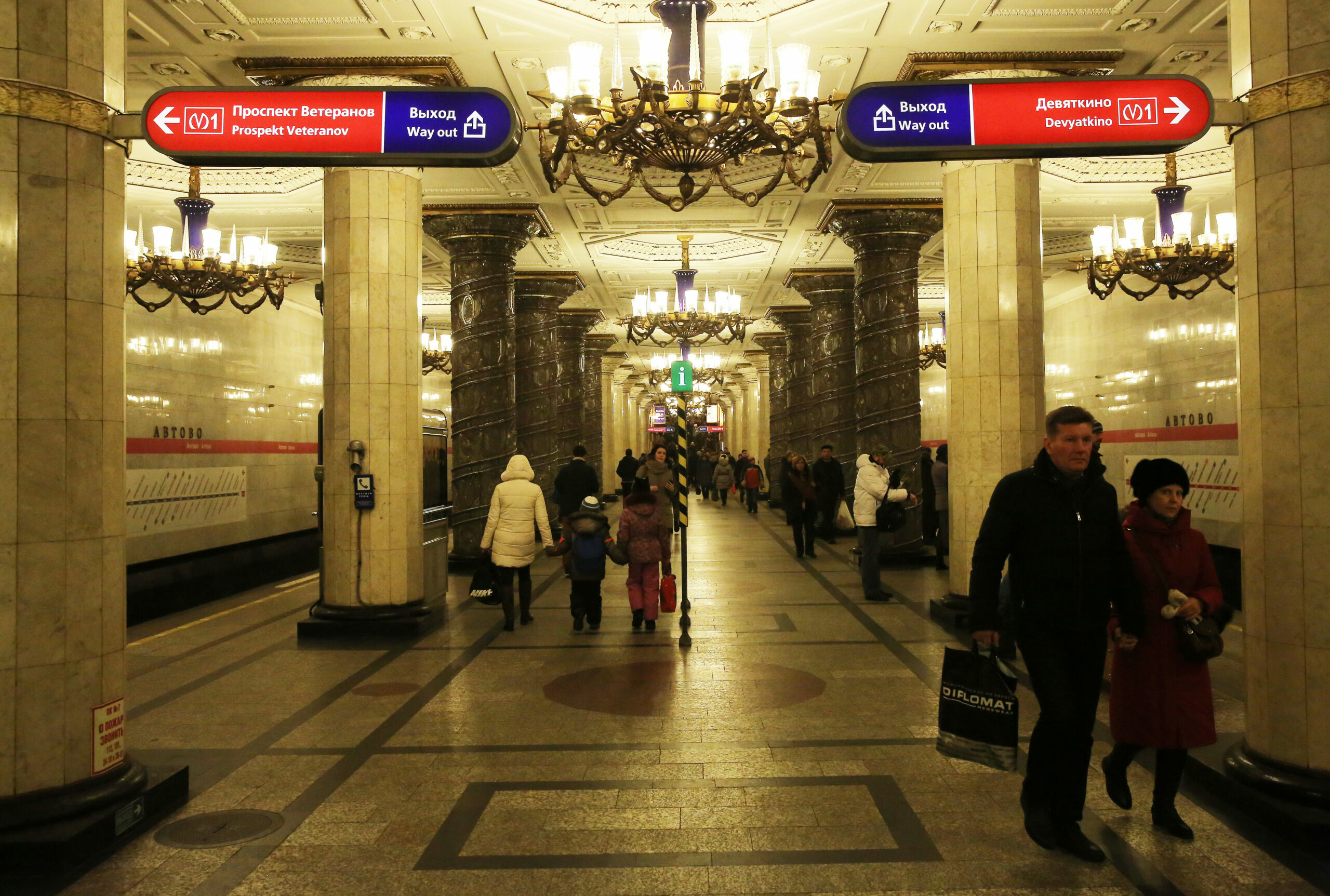 Депутаты Петербурга запретили ездить в метро босиком и в зловонной одежде