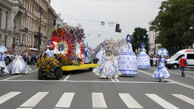 Фестиваль цветов остановит движение по площади Островского