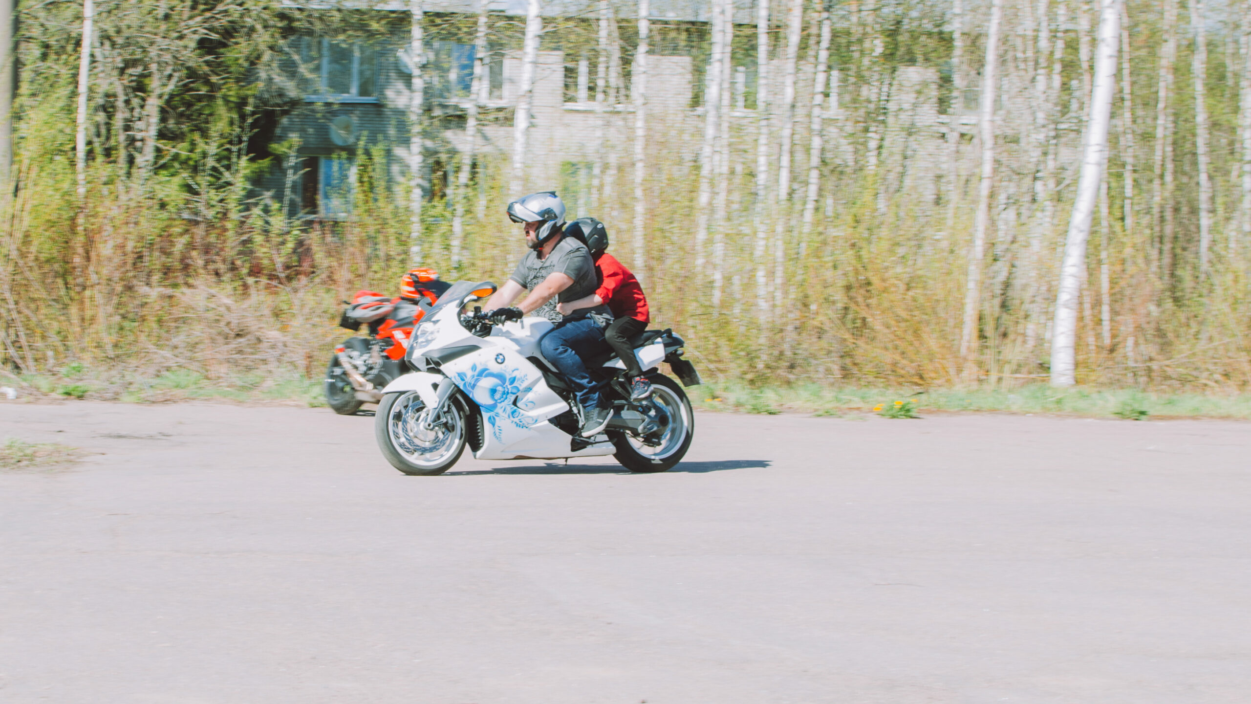 Петербургские байкеры прокатили на мотоциклах детей с нарушениями зрения из Мги