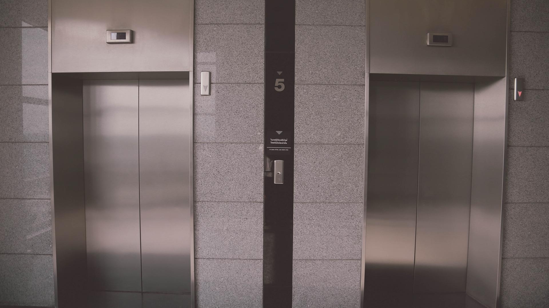 Семейная пара устроила драку из-за места в лифте на Коломяжском