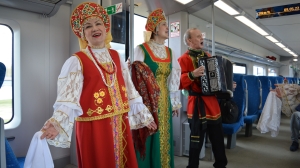Творческие коллективы с песнями и сувенирами поздравили пассажиров «Ласточки» с Днем Победы