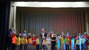 В Ленобласти детский вокальный коллектив «Веснушки» получил новую форму от энергетиков «ЛОЭСК»