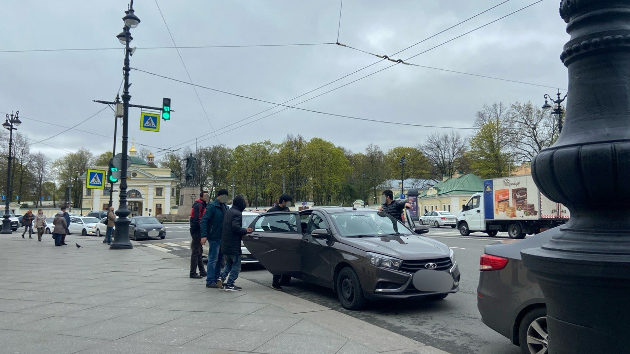 Мигранты оккупировали площадь Александра Невского под нелегальный извоз