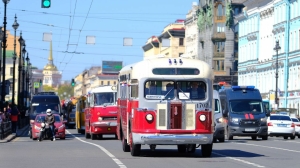 По центру Петербурга едут более 300 раритетных автомобилей