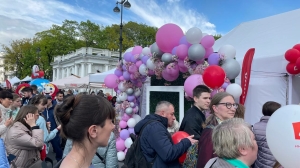 На Фестивале мороженого петербуржцы выстроились в огромные очереди за десертом
