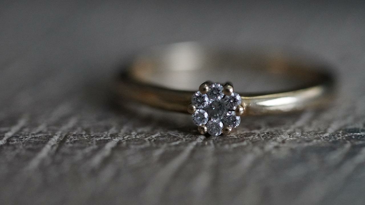 С мертвой пенсионерки в больнице Выборга неизвестные сняли бриллиантовое кольцо