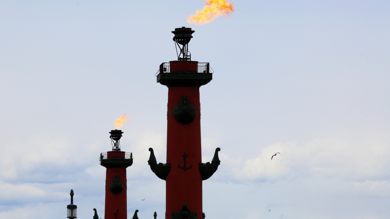 В Петербурге зажгли огонь на Ростральных колоннах в честь Дня Победы