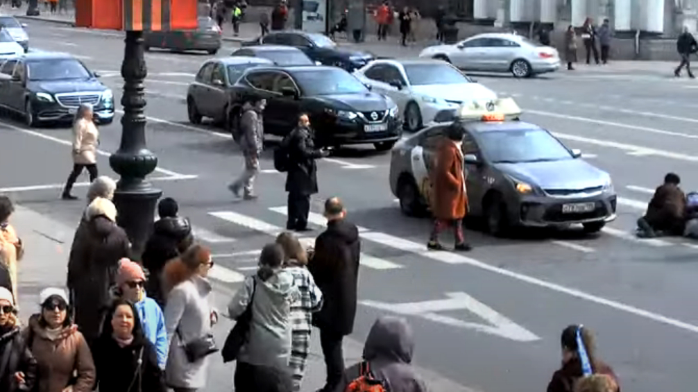 Автомобиль такси сбил двух пешеходов на Невском проспекте