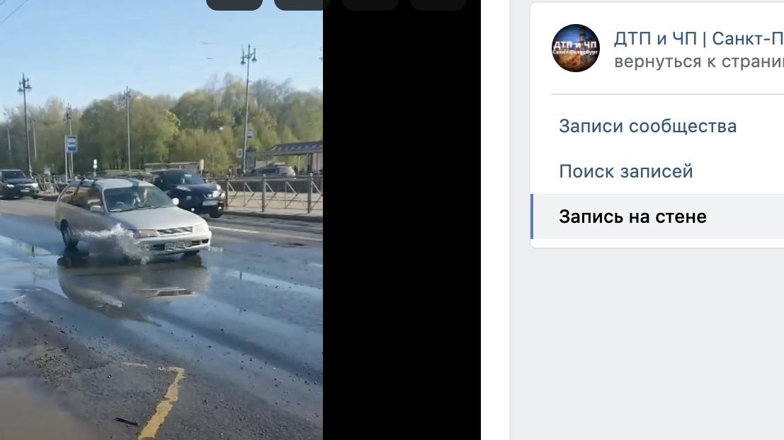 На Московском проспекте машины купаются в коварной луже