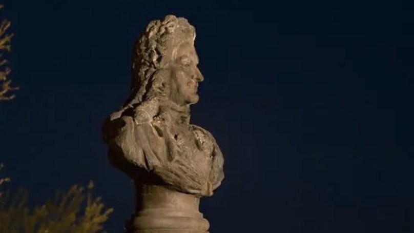 Памятник первому губернатору Петербурга преобразился световыми оформлением