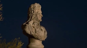 Памятник первому губернатору Петербурга преобразился световыми оформлением