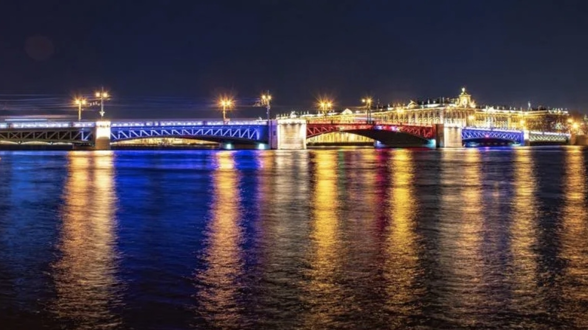 В День города Дворцовый мост и Большой проспект П.С. загорятся цветами российского флага