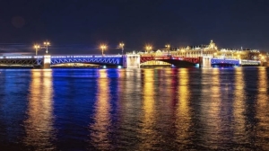 В День города Дворцовый мост и Большой проспект П.С. загорятся цветами российского флага