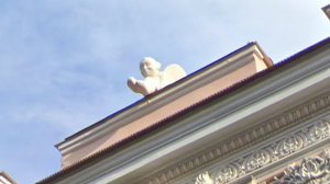 Скульптура ангела пропала с крыши бывшего консульства Литвы в Петербурге