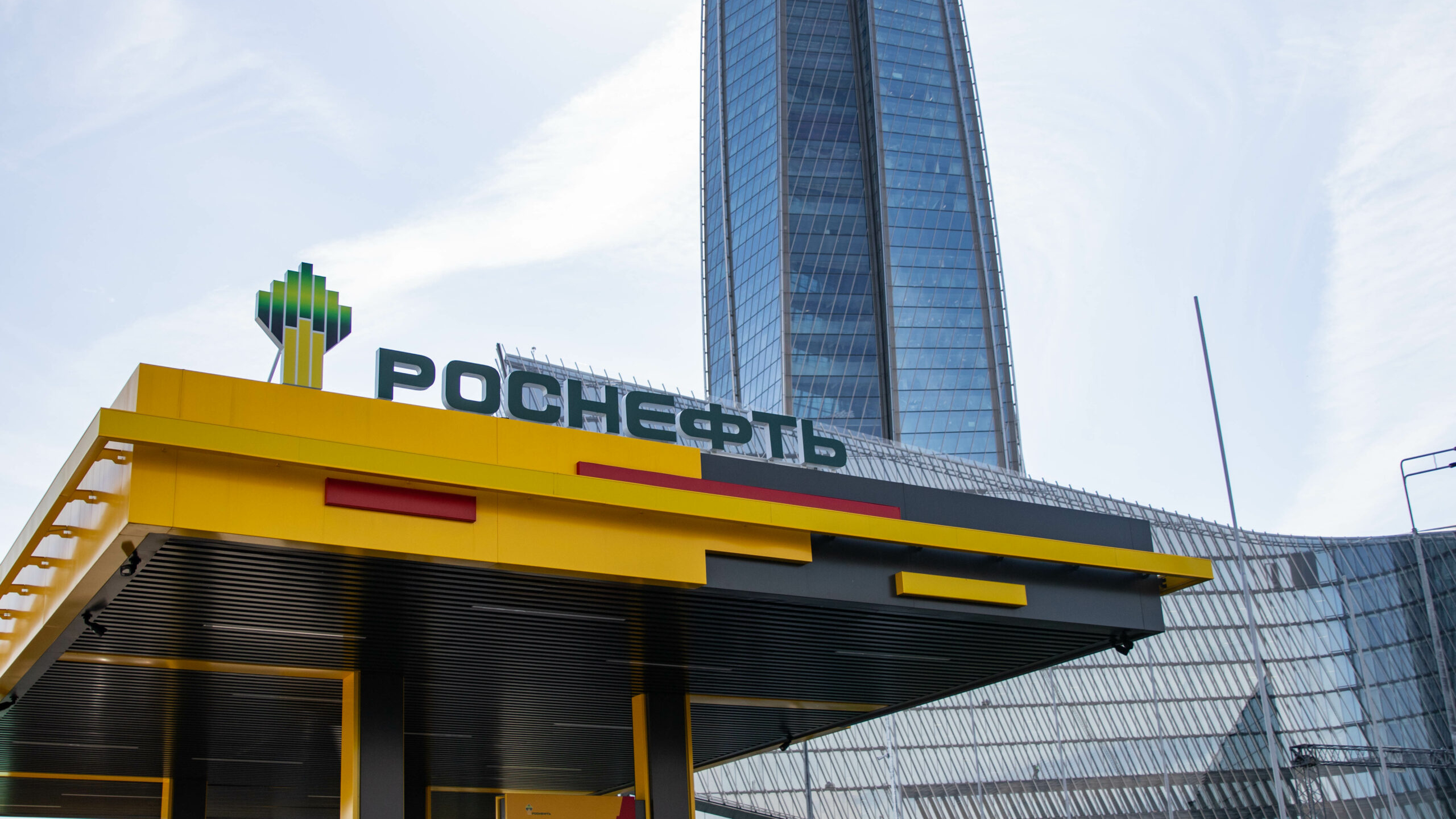 «Роснефть» открыла автозаправочный комплекс нового формата в Петербурге