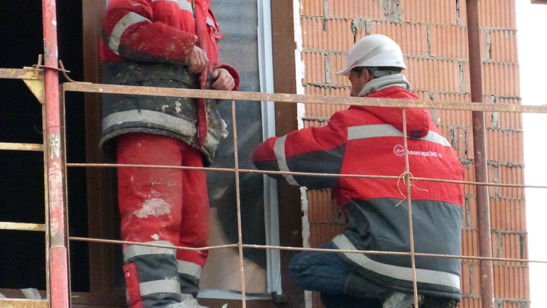 В Москве застрявшие в строительной люльке на высоте 23-го этажа рабочие спаслись через окно