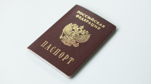Экс-агент ЦРУ Сноуден принял присягу и получил российский паспорт